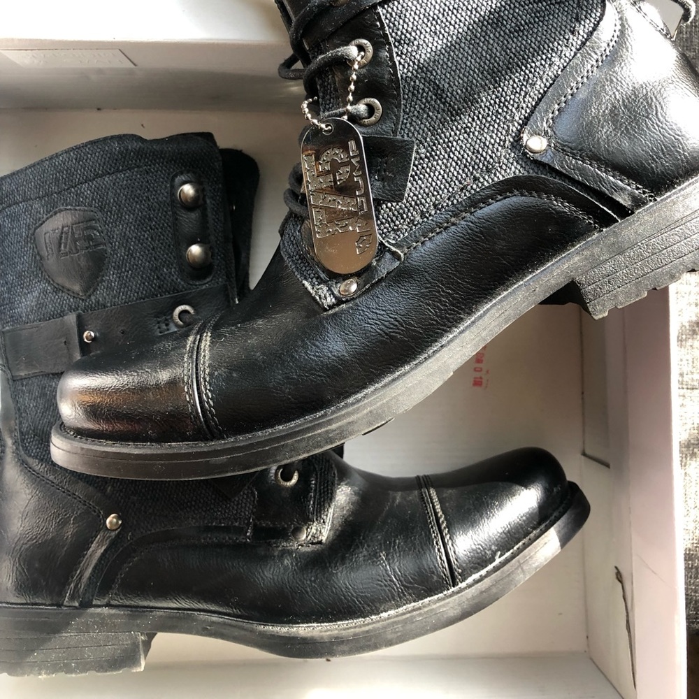 Men’s size 7 combat boots.